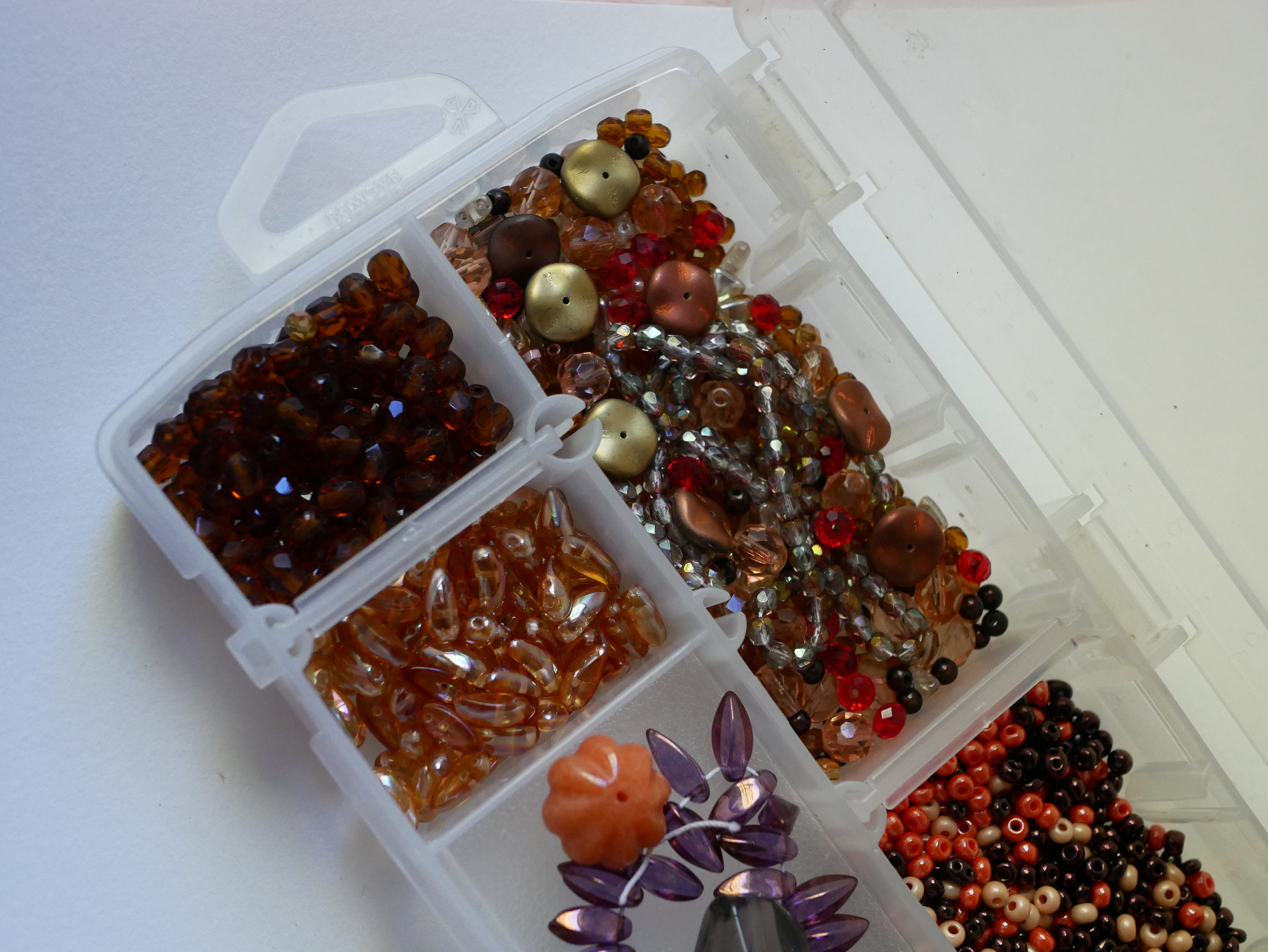 Boite de perles en m&eacute;lange ambre/p&ecirc;che/orange/rouge - 360 gr