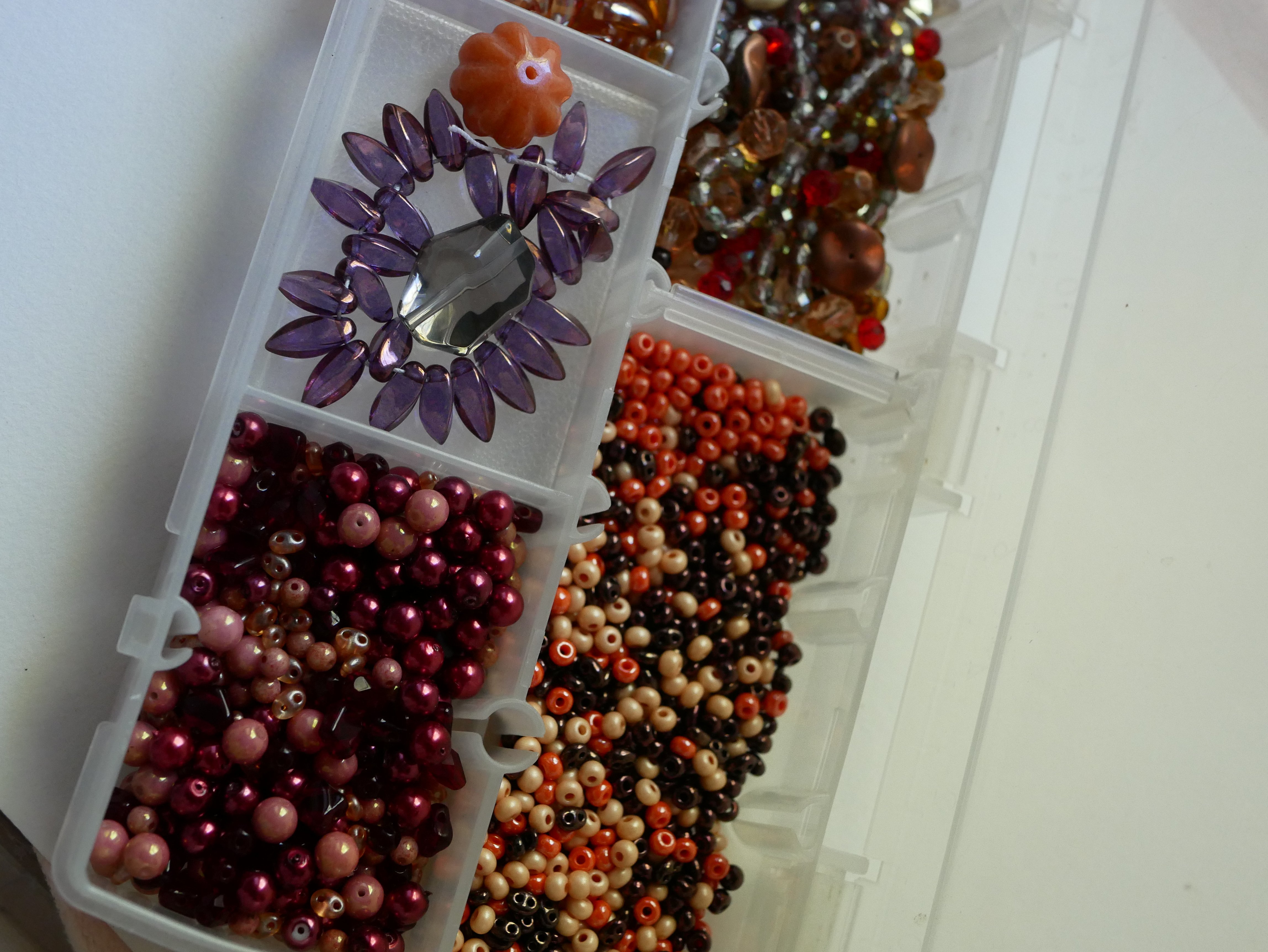 Boite de perles en mélange ambre/pêche/orange/rouge - 360 gr