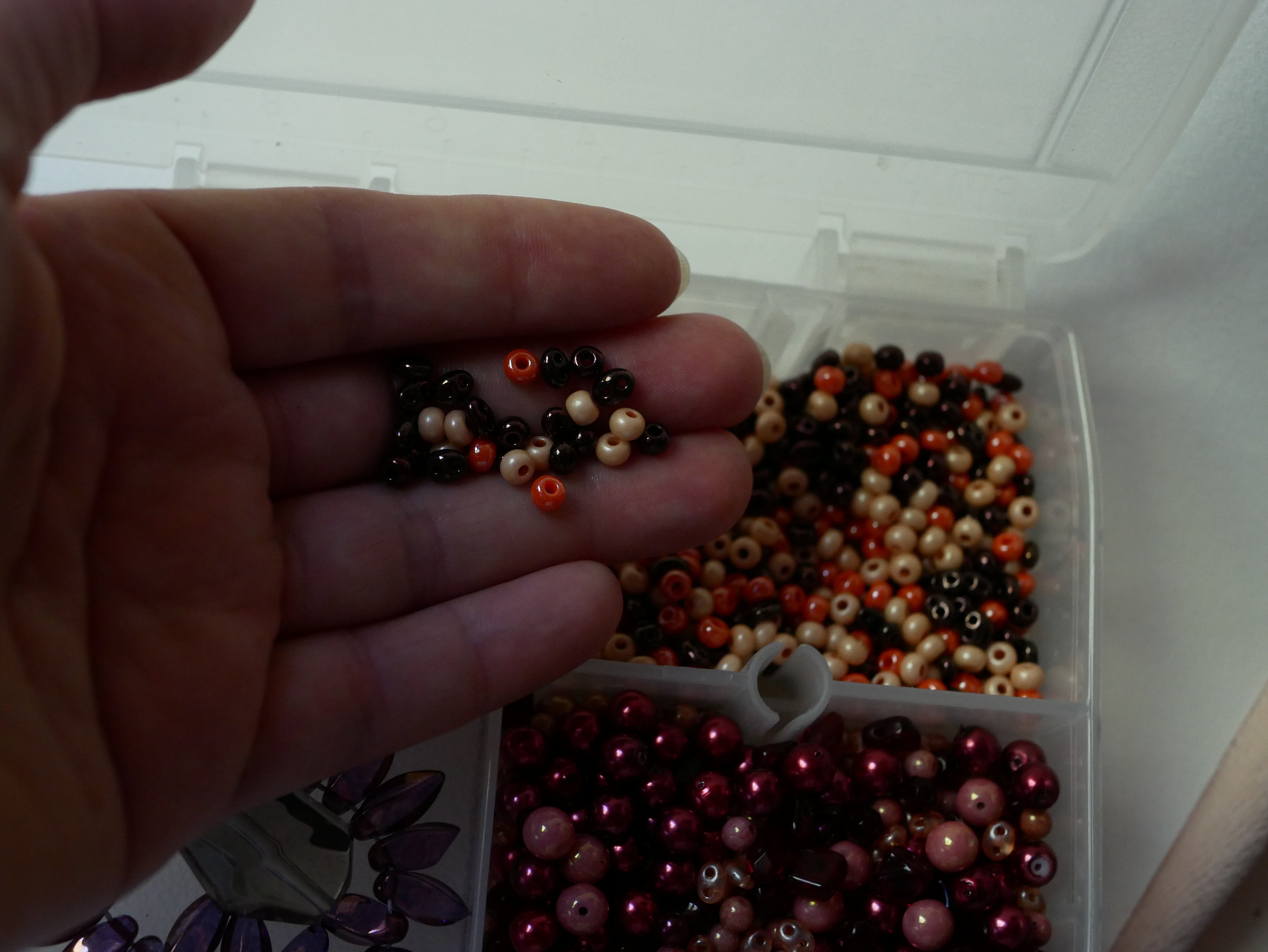 Boite de perles en m&eacute;lange ambre/p&ecirc;che/orange/rouge - 360 gr