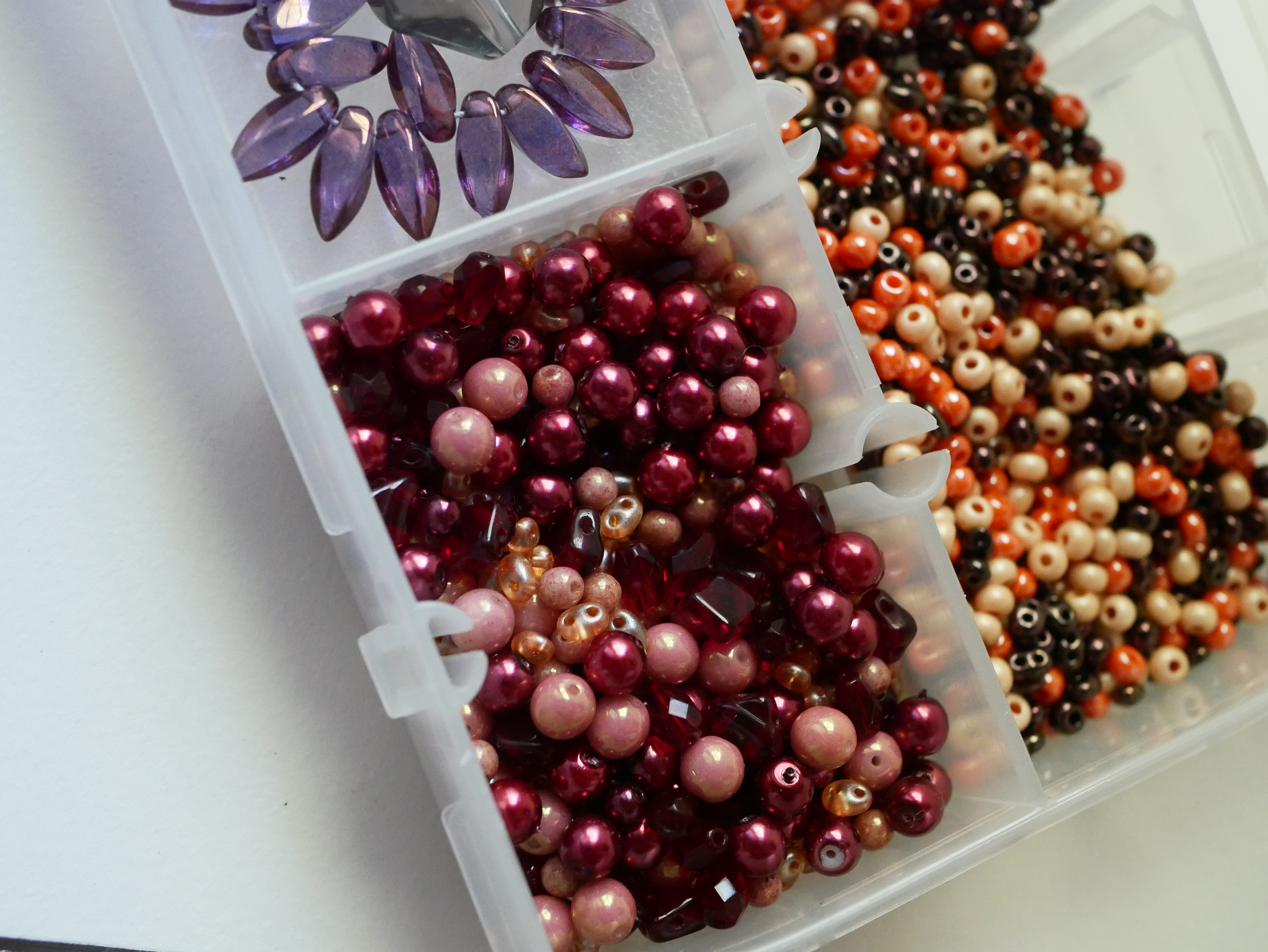 Boite de perles en mélange ambre/pêche/orange/rouge - 360 gr