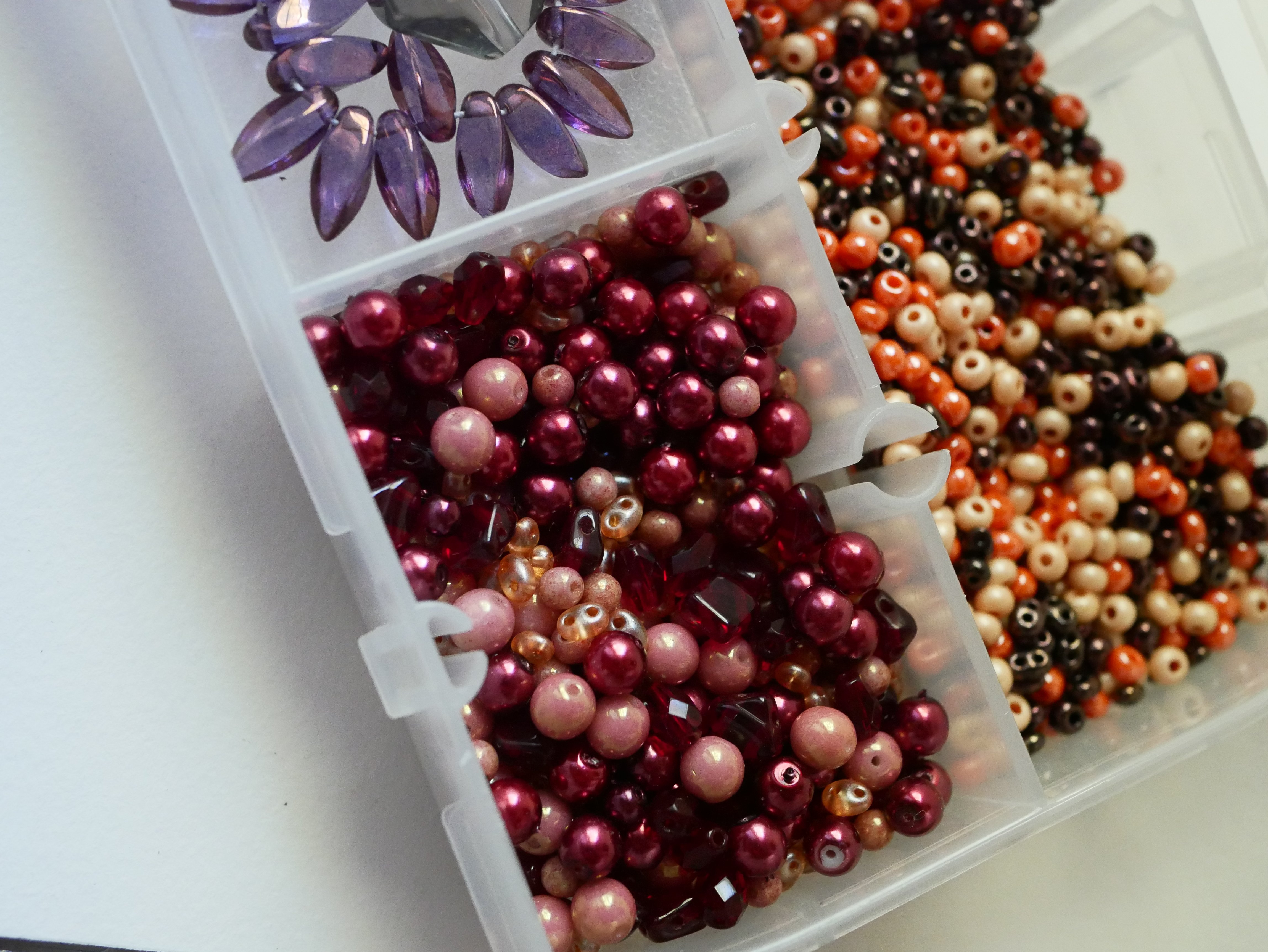 Boite de perles en mélange ambre/pêche/orange/rouge - 360 gr