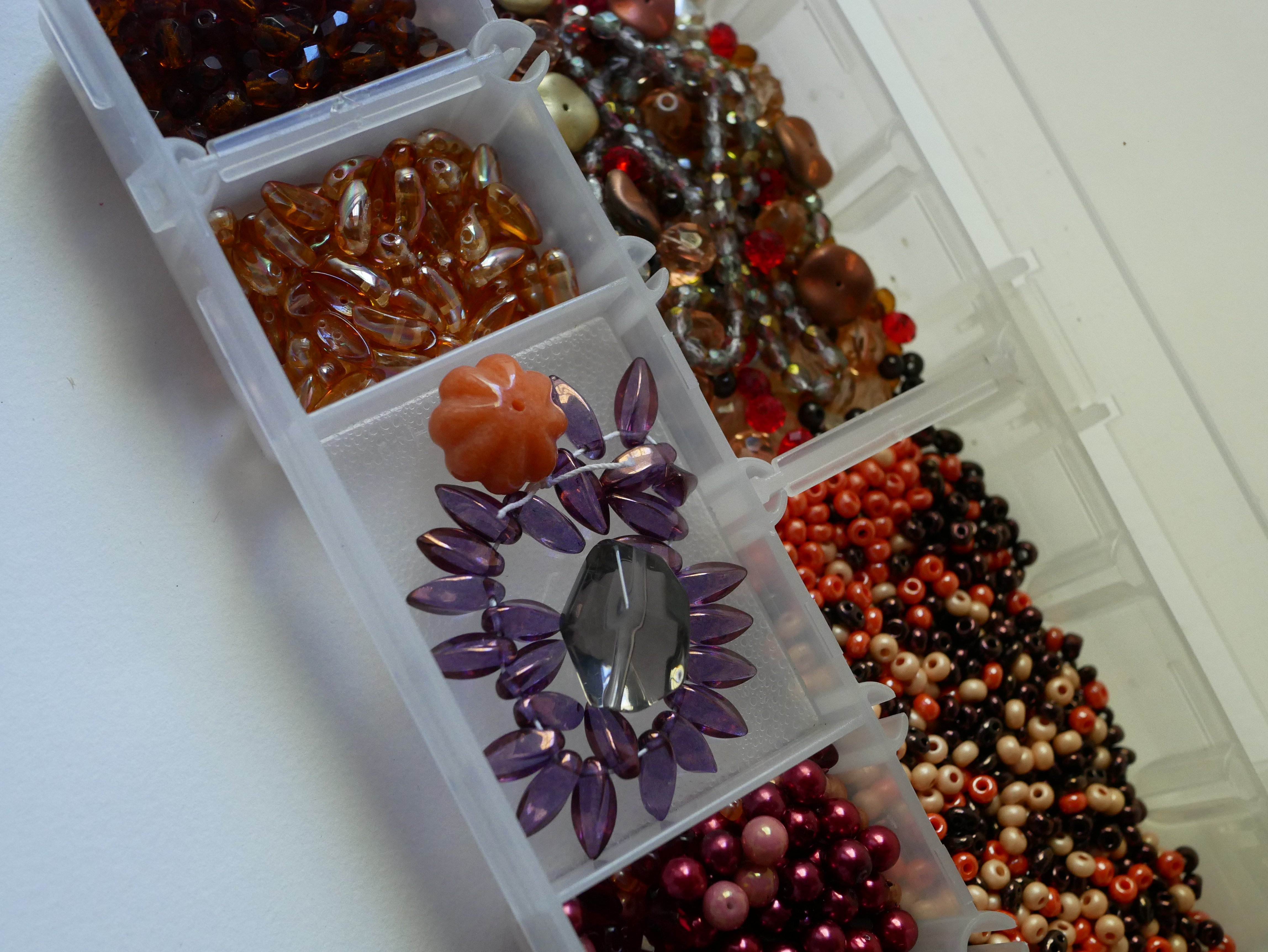 Boite de perles en mélange ambre/pêche/orange/rouge - 360 gr