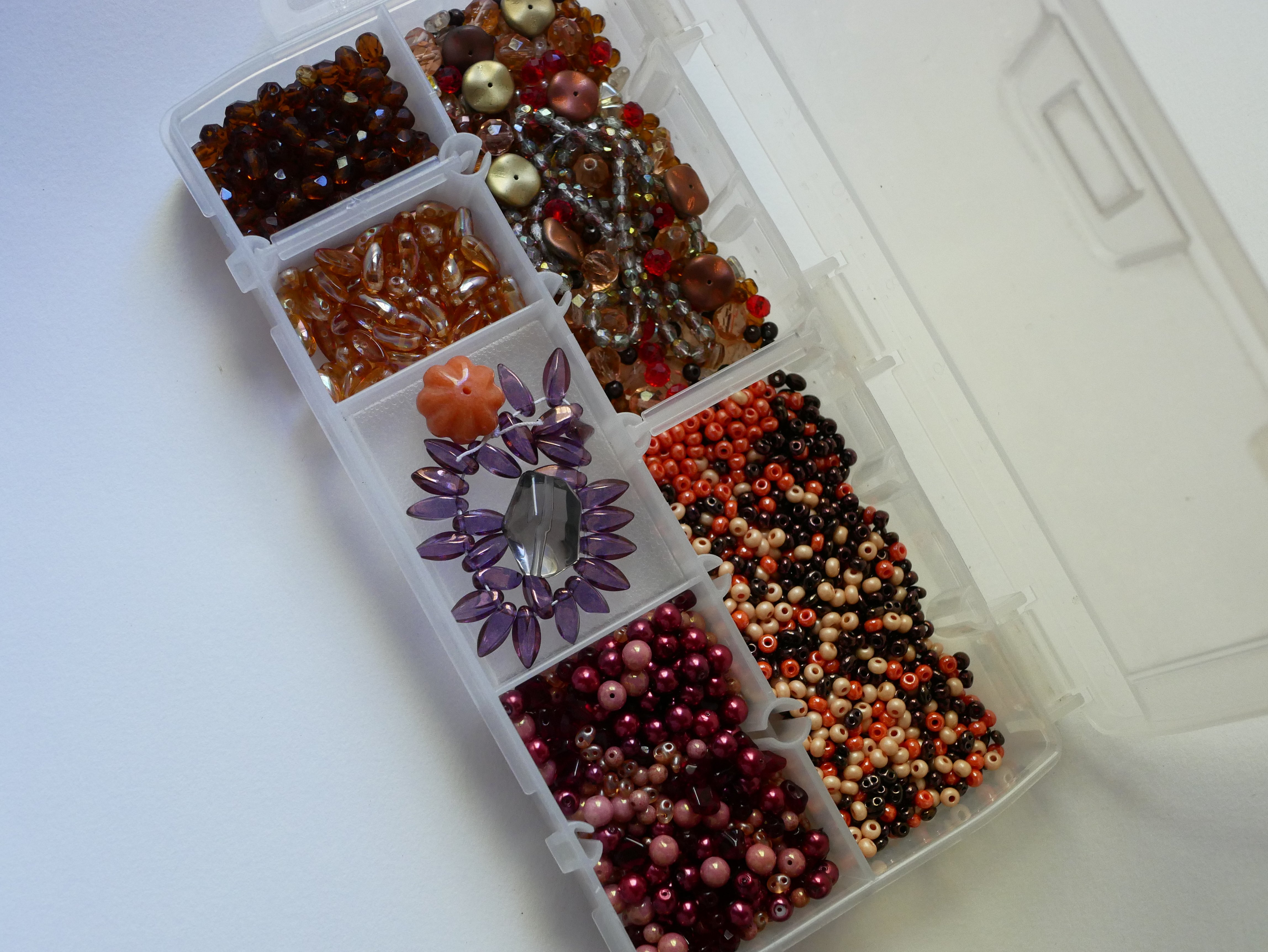 Boite de perles en mélange ambre/pêche/orange/rouge - 360 gr