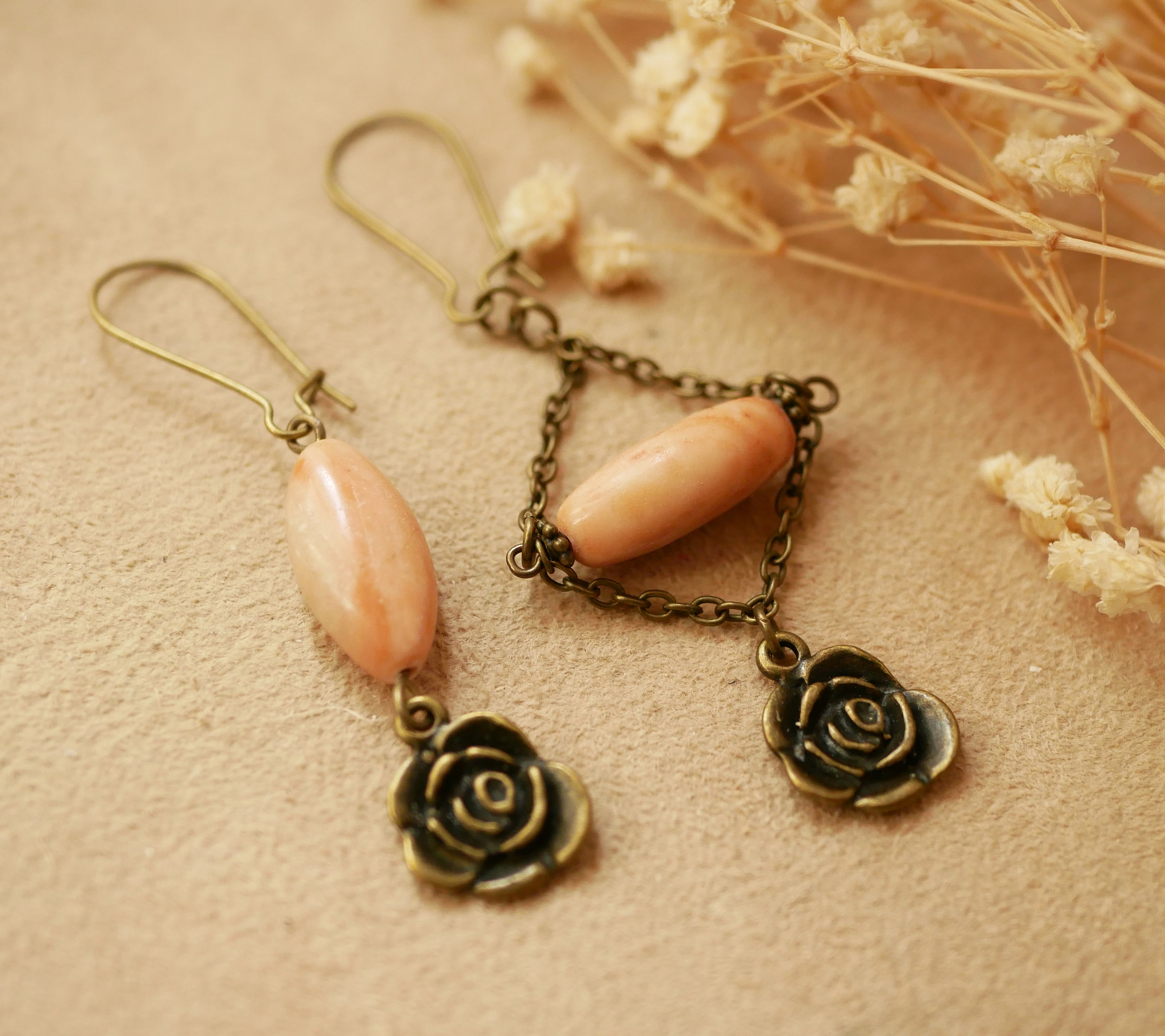 Örhängen med beige och rosa stenar