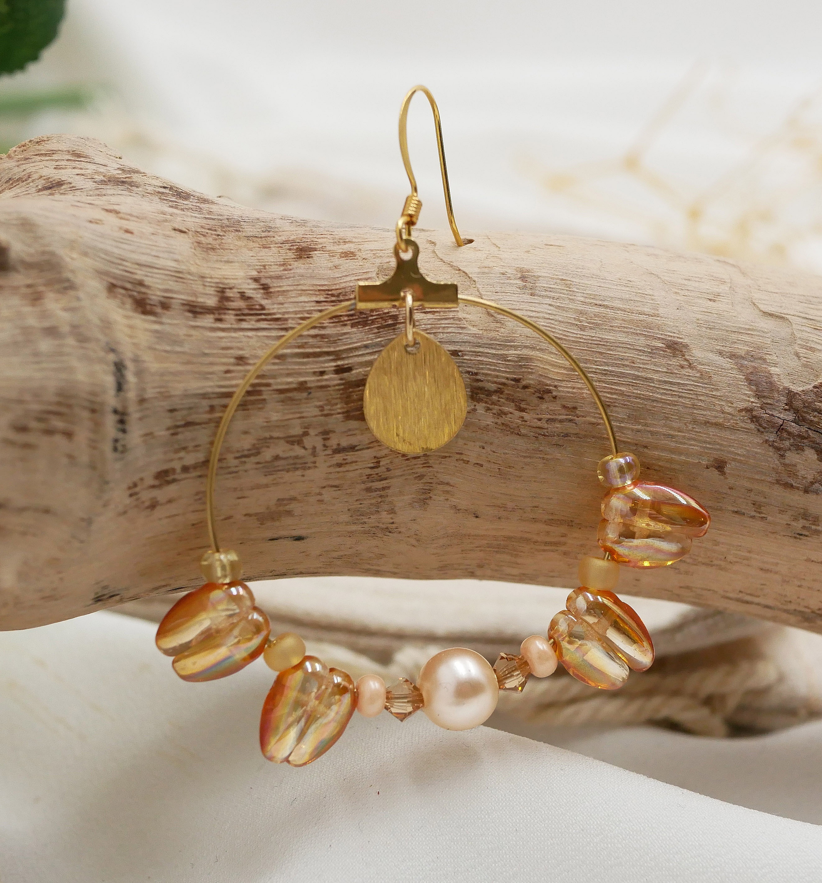 Boucles d'oreilles grandes cr&eacute;oles dor&eacute;es perles p&ecirc;che et ambre