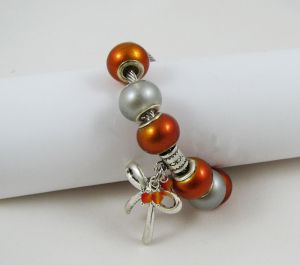 Silverarmband med orangefärgade pärlor och rosett