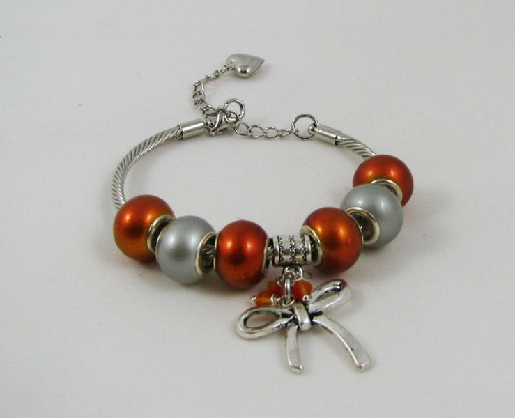 Silverarmband med orangefärgade pärlor och rosett