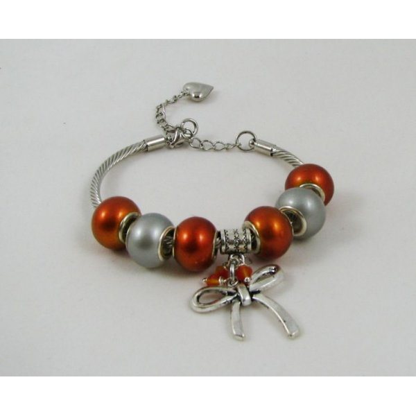 Silverarmband med orangefärgade pärlor och rosett