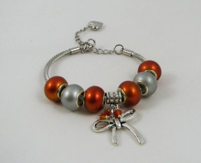 Silverarmband med orangefärgade pärlor och rosett