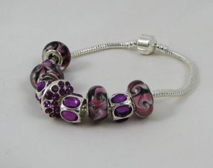 Silverarmband med lila pärlor och strass