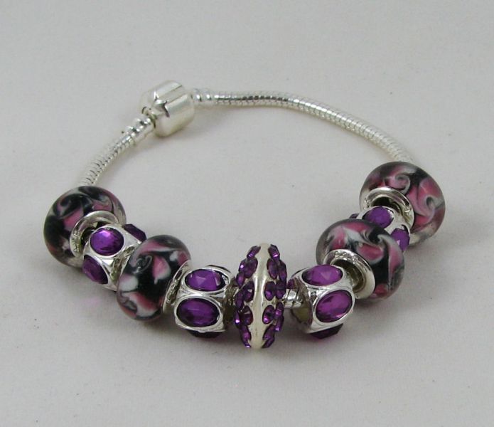 Silverarmband med lila pärlor och strass
