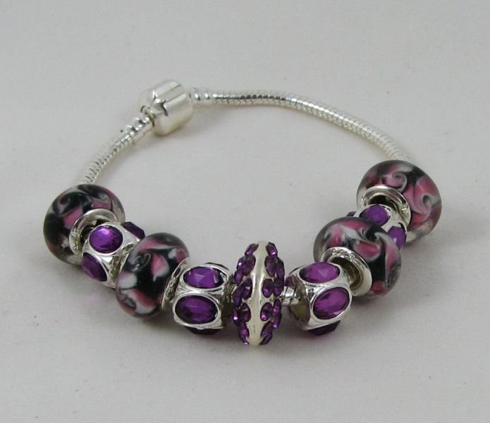 Silverarmband med lila pärlor och strass