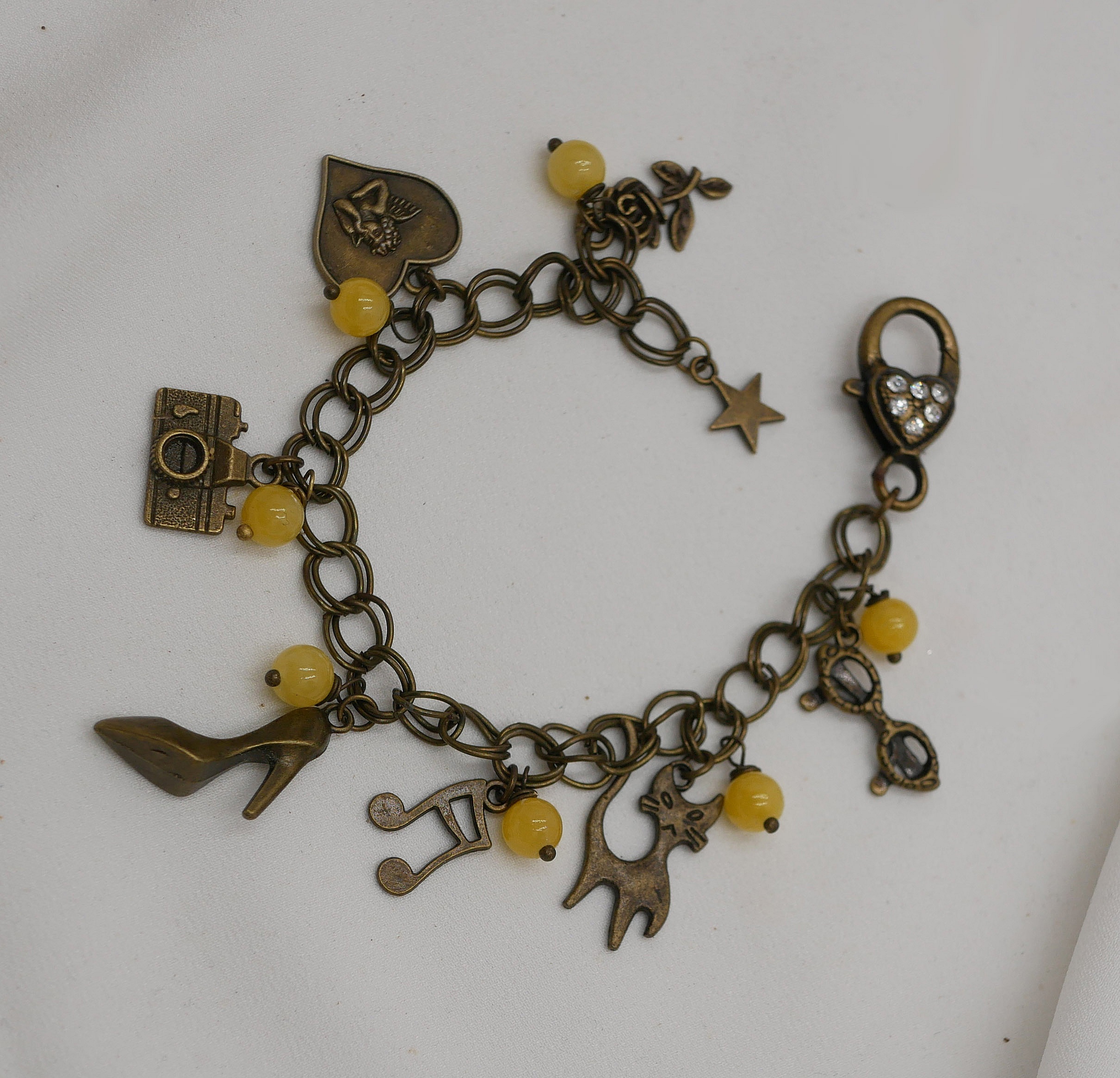 Bracelet aux breloques et perles jaunes sur cha&icirc;ne aux larges anneaux doubles