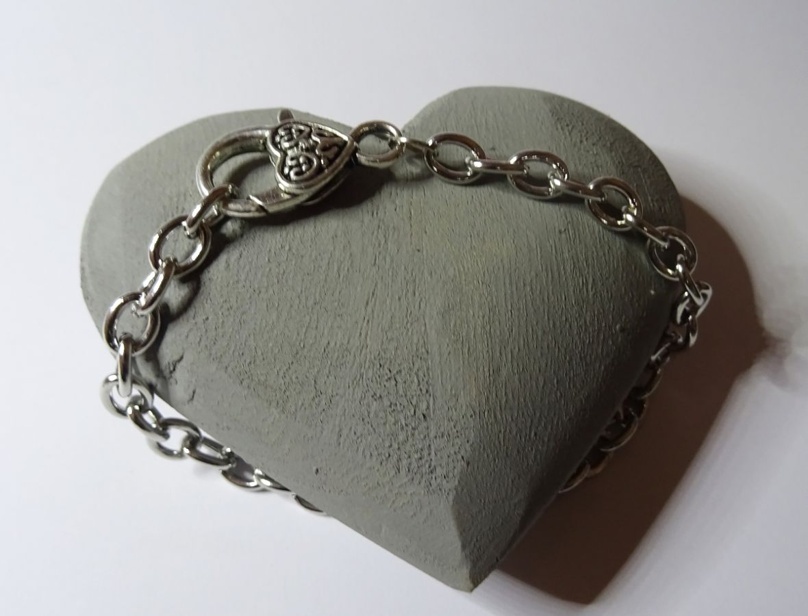 Armband silverpläterad kedja stort hjärta lås 20 cm