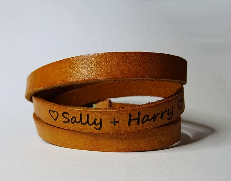Bracelet cuir grav&eacute; personnalis&eacute; avec pr&eacute;noms