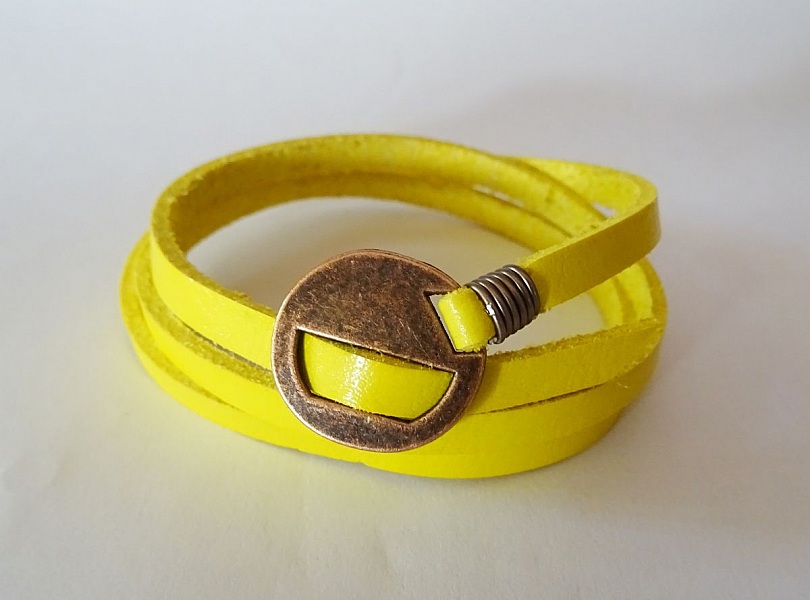 Fint gult l&auml;derarmband trippel sv&auml;ng