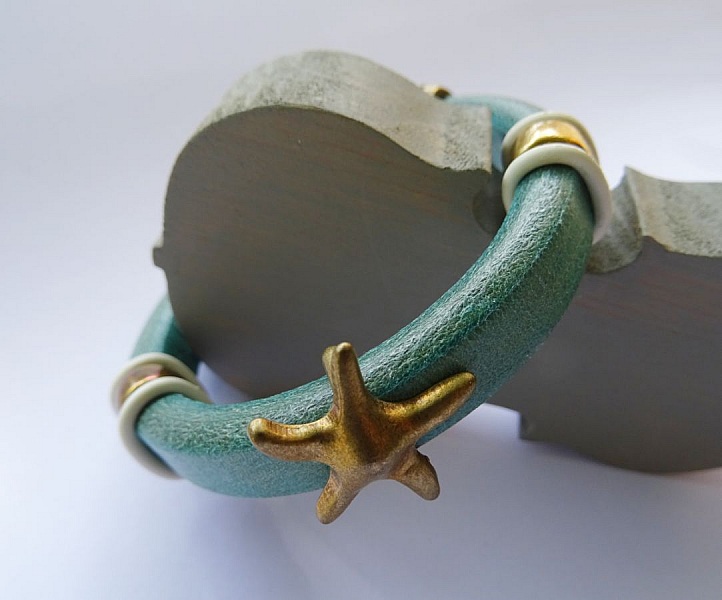 L&auml;derarmband Regaliz turkos Starfish