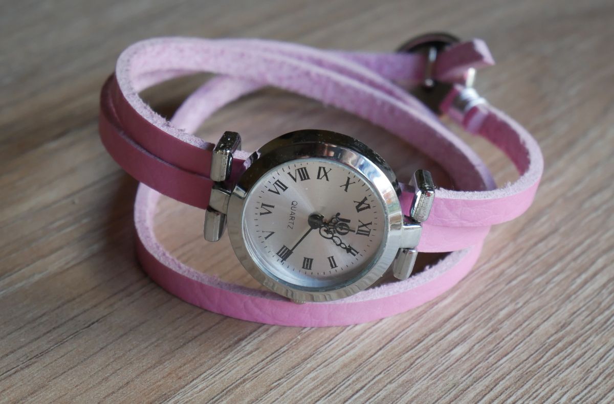 Rosa läderarmband trippel sväng