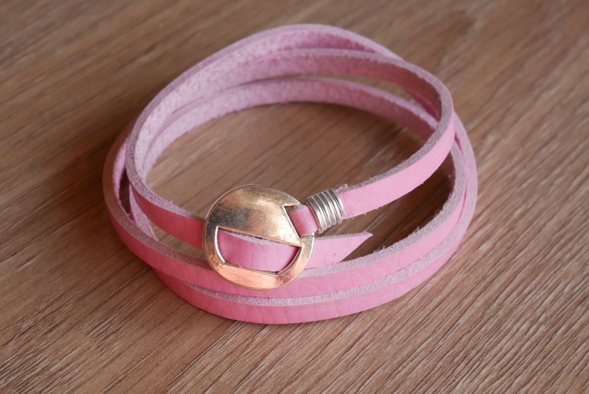 Rosa läderarmband trippel sväng