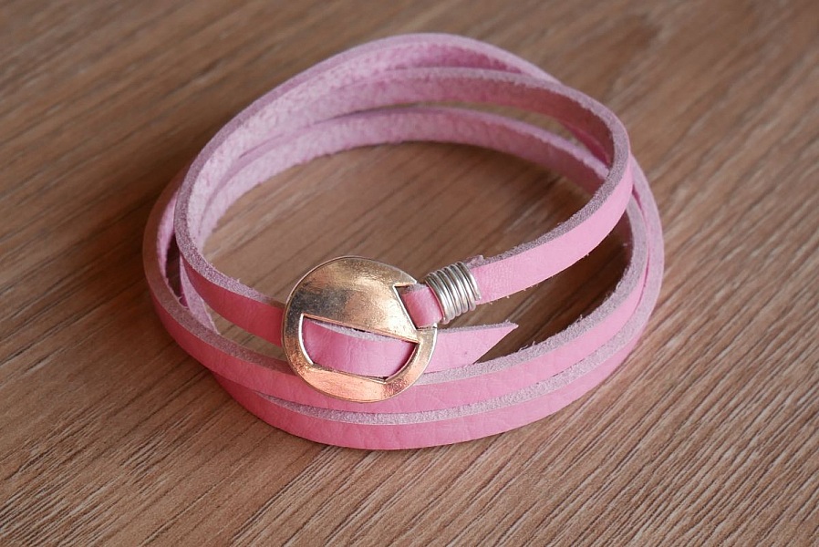 Rosa l&auml;derarmband trippel sv&auml;ng