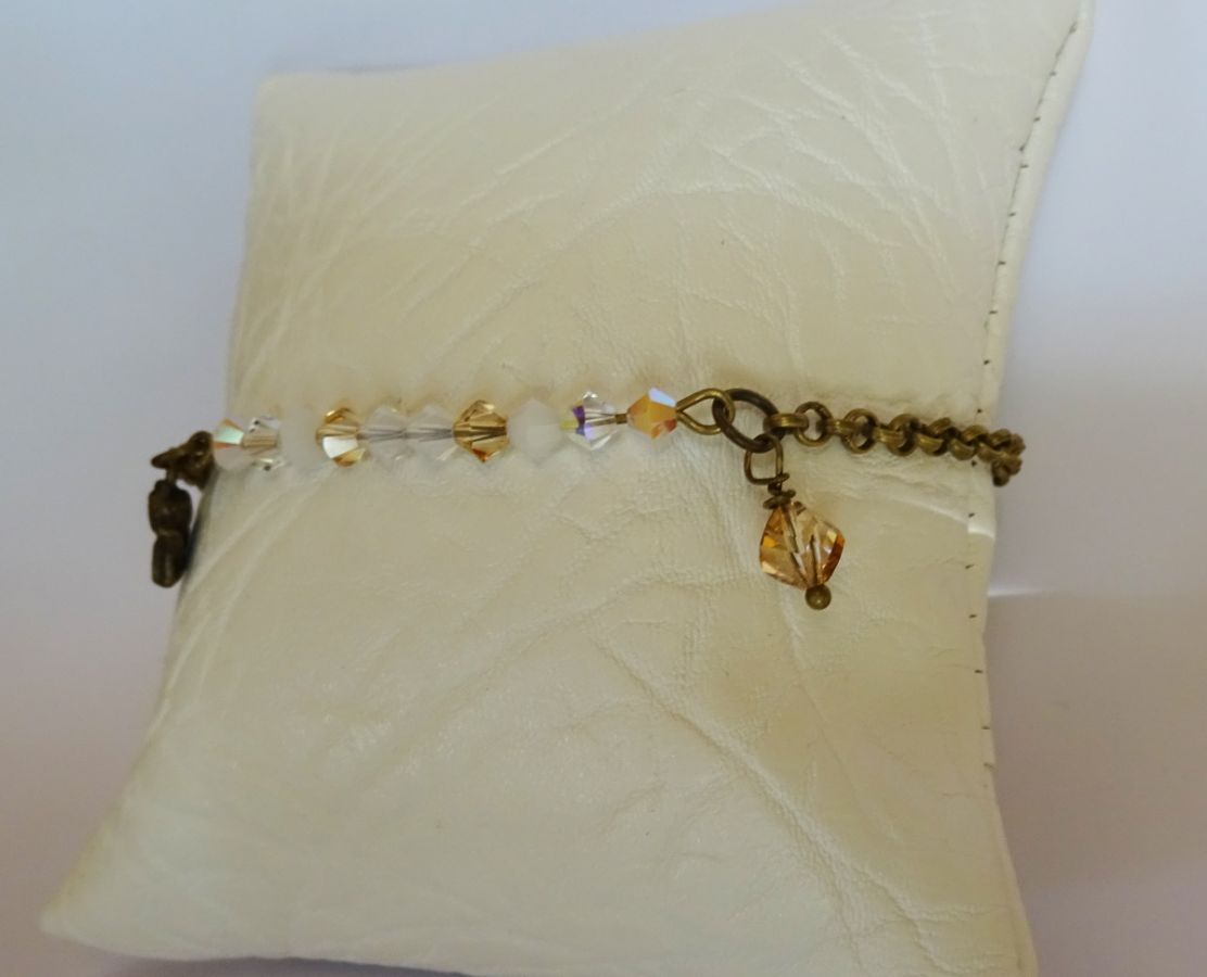 Armband i vit och guld med fin kedja