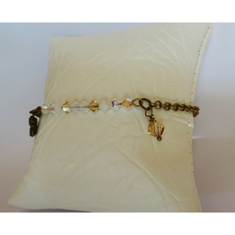 Armband i vit och guld med fin kedja