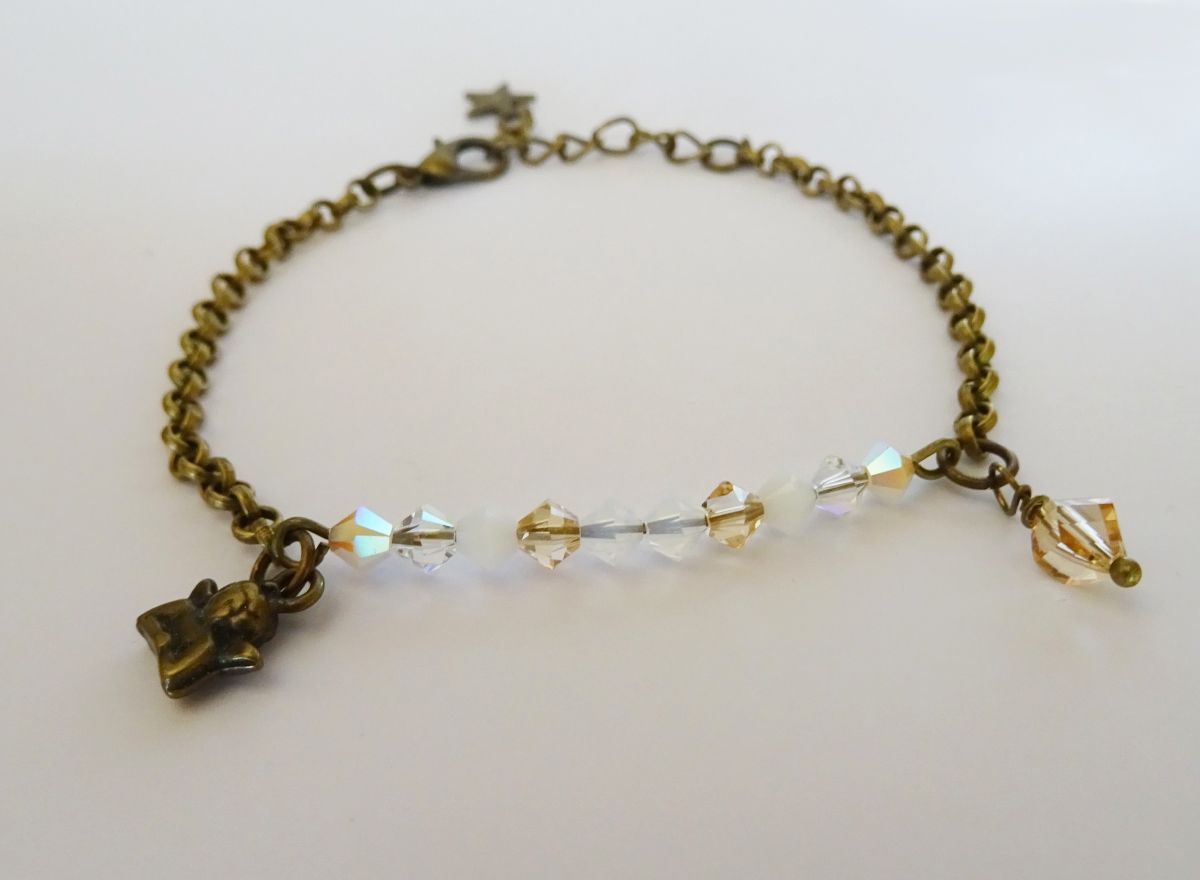 Armband i vit och guld med fin kedja