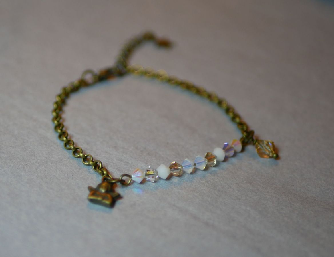 Armband i vit och guld med fin kedja