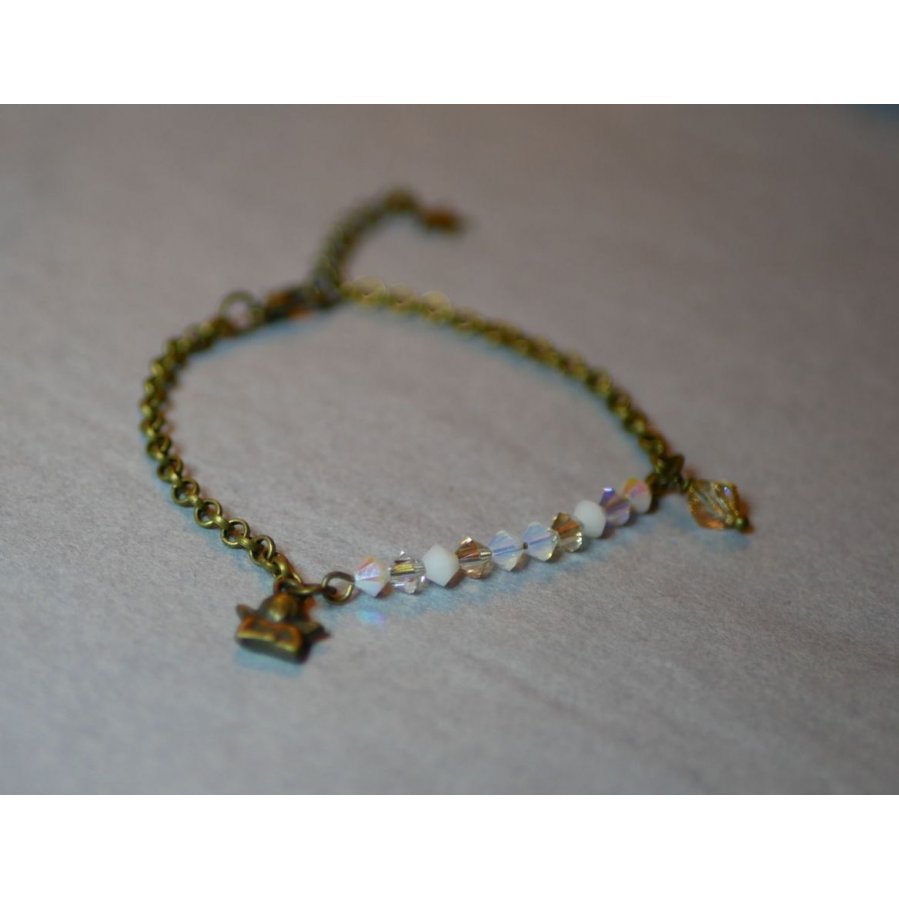 Armband i vit och guld med fin kedja