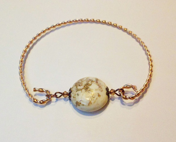 Bracelet jonc torsad&eacute; coloris or rose