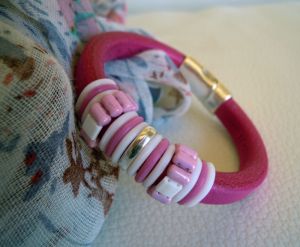 Regaliz armband i läder och rosa pärlor
