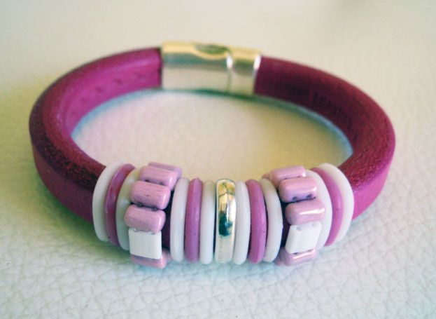 Regaliz armband i läder och rosa pärlor