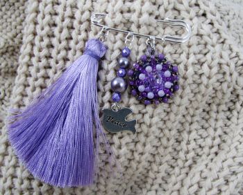Lila vänskapsbrosch med Pompon 