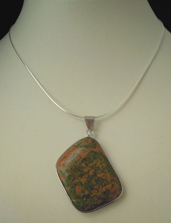 Cabochon hängsmycke med unakit sten 