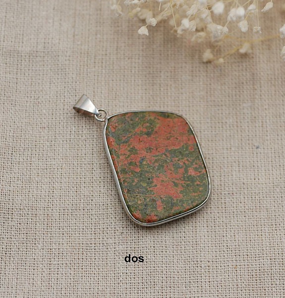 Cabochon h&auml;ngsmycke med unakit sten 