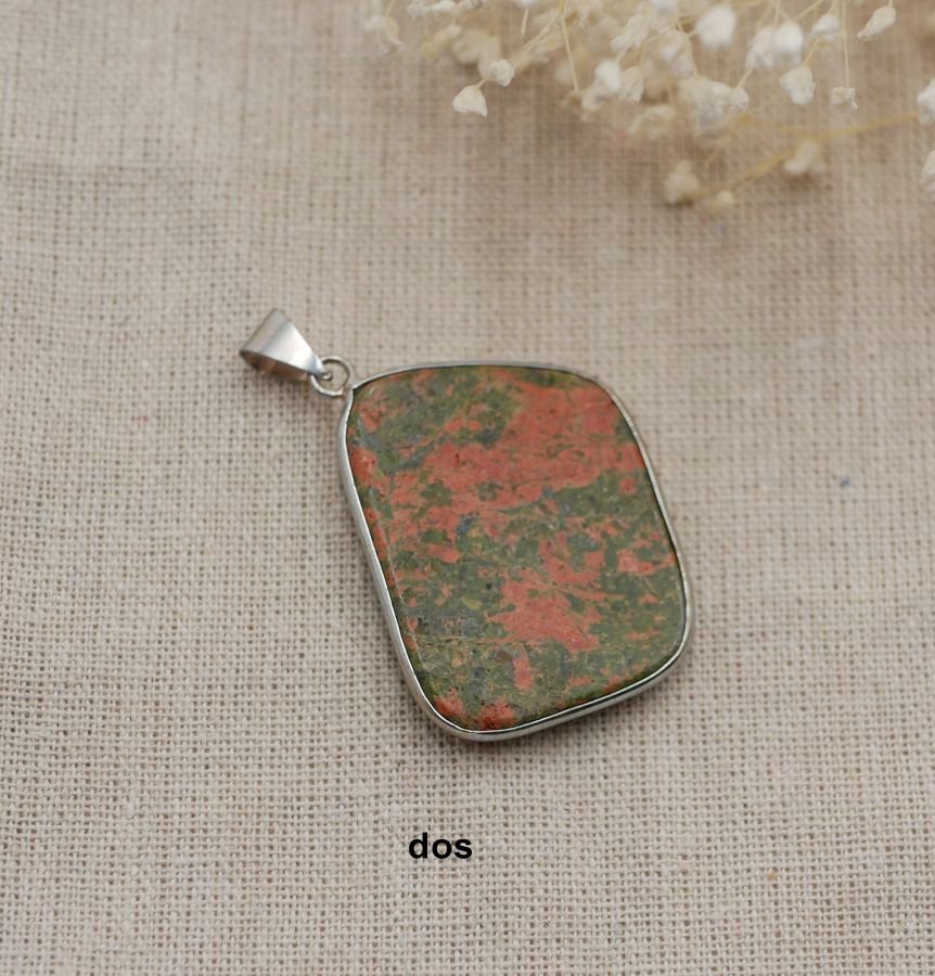 Cabochon hängsmycke med unakit sten 