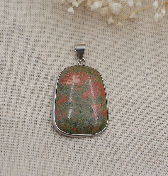 Cabochon h&auml;ngsmycke med unakitsten i rund rektangul&auml;r form