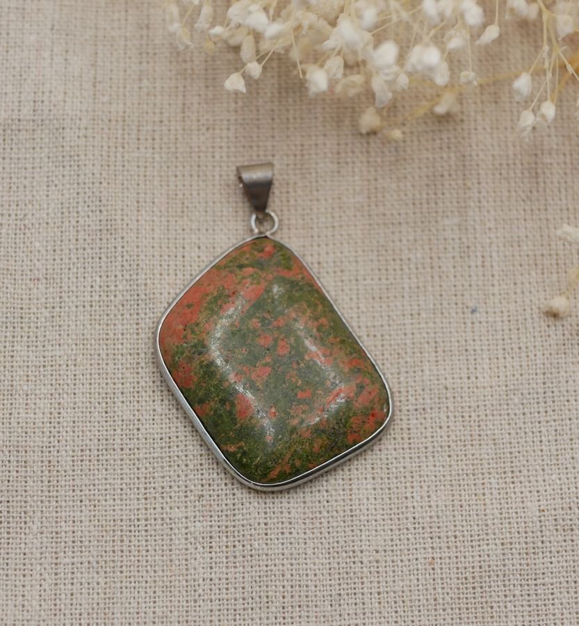 Cabochon hängsmycke med unakit sten 