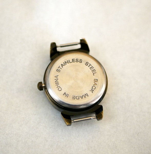 Svart och bronsfj&auml;der urtavla