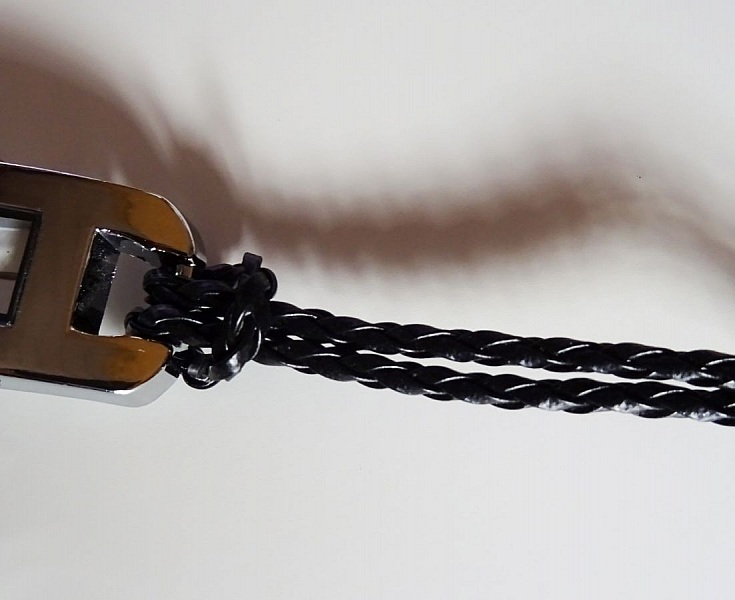 Cadran de montre ovale argent&eacute; style moderne