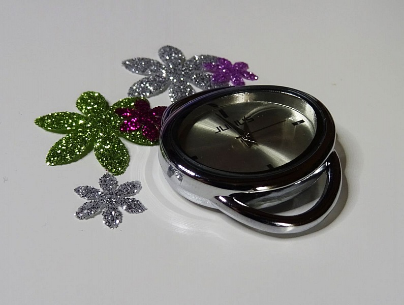 Cadran de montre ovale argent&eacute; style moderne