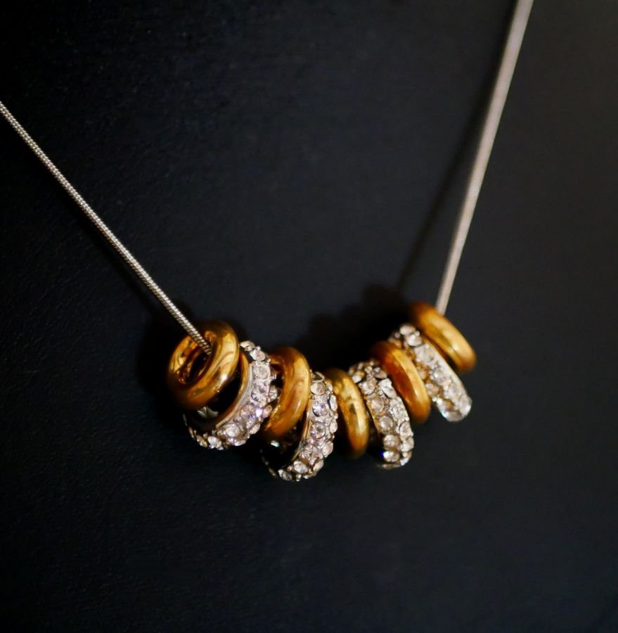 Halsband med ringar i silver och guld
