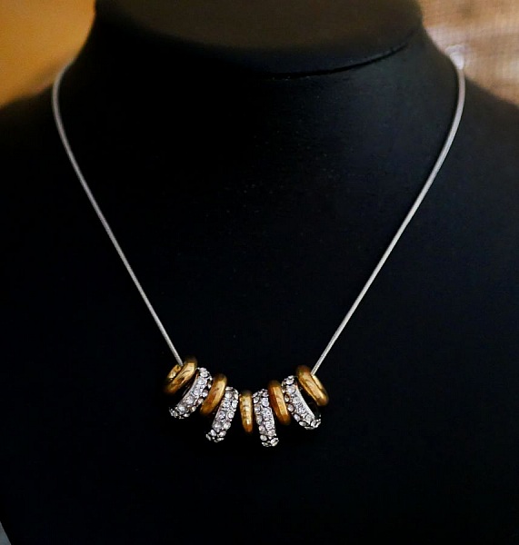 Halsband med ringar i silver och guld