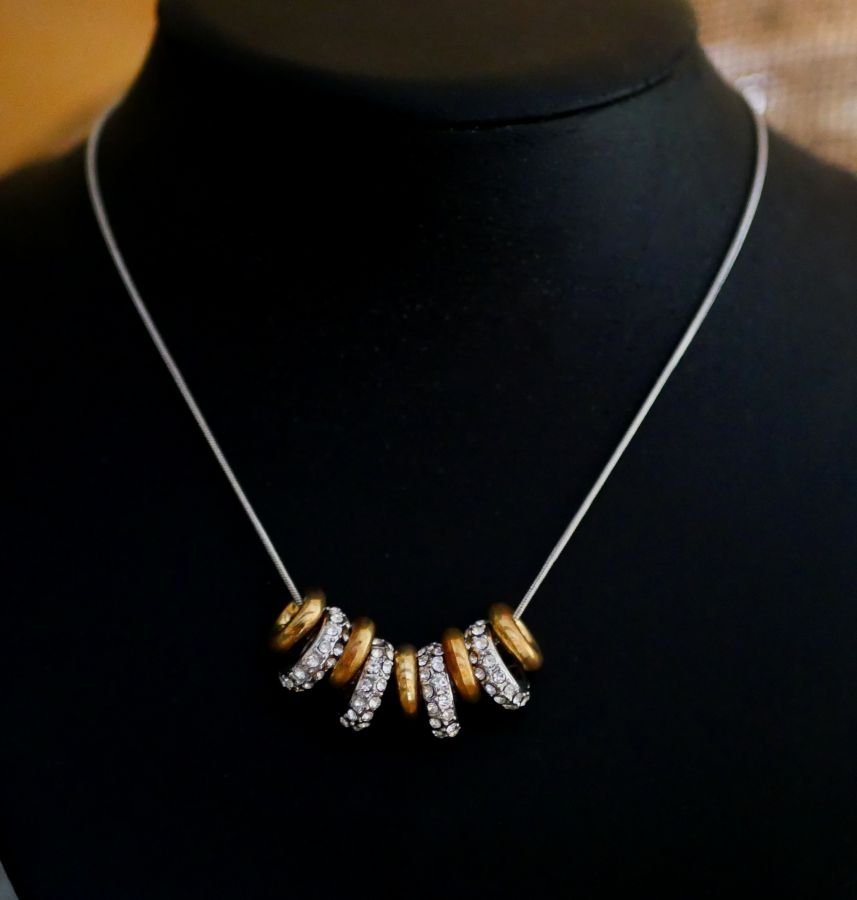 Halsband med ringar i silver och guld