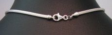 Collier en maille en argent et noeud lat&eacute;ral