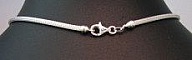 Collier en maille en argent et noeud lat&eacute;ral