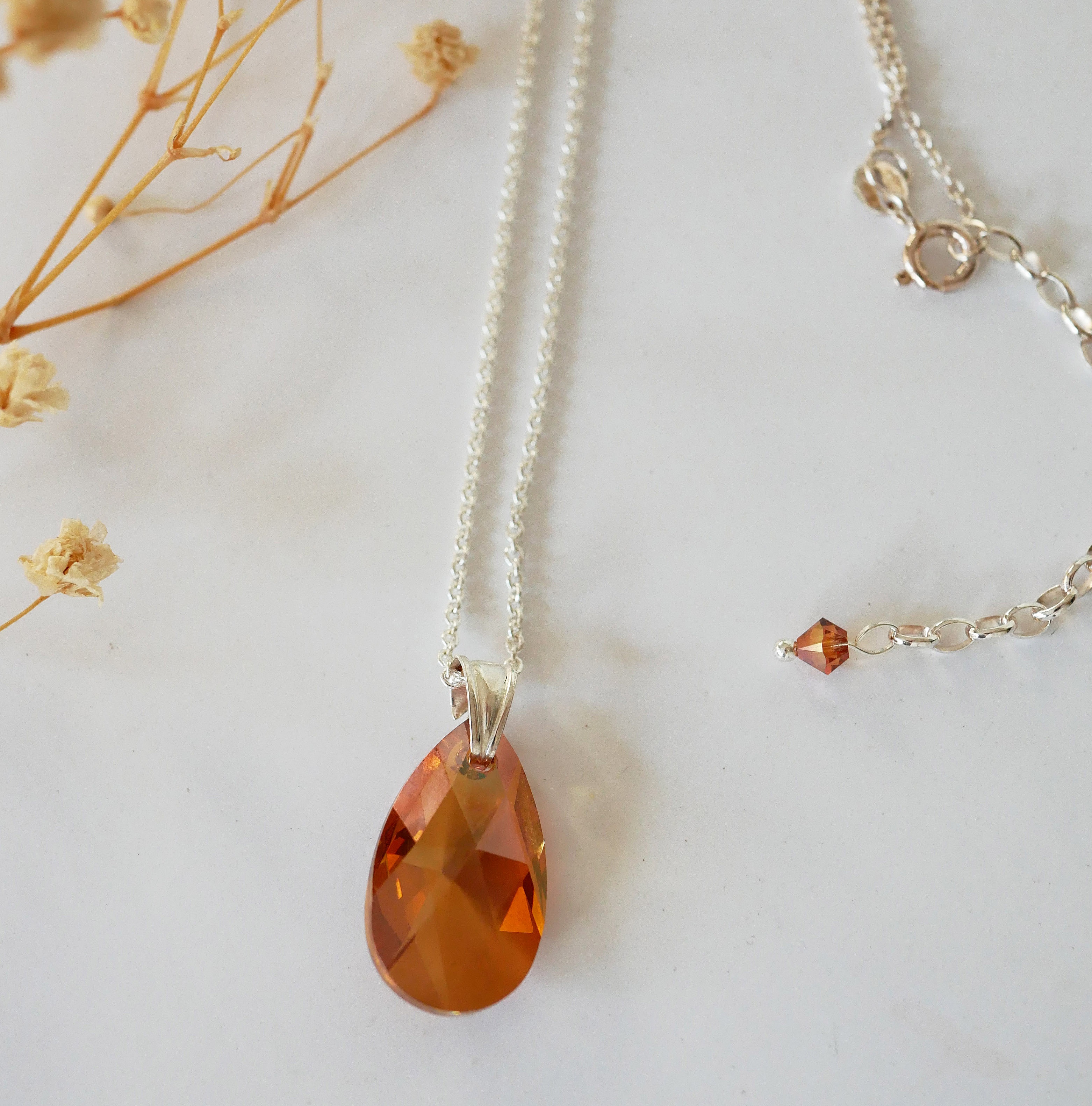 Collier en argent 925 avec pendentif Swarovski larme ambrée.