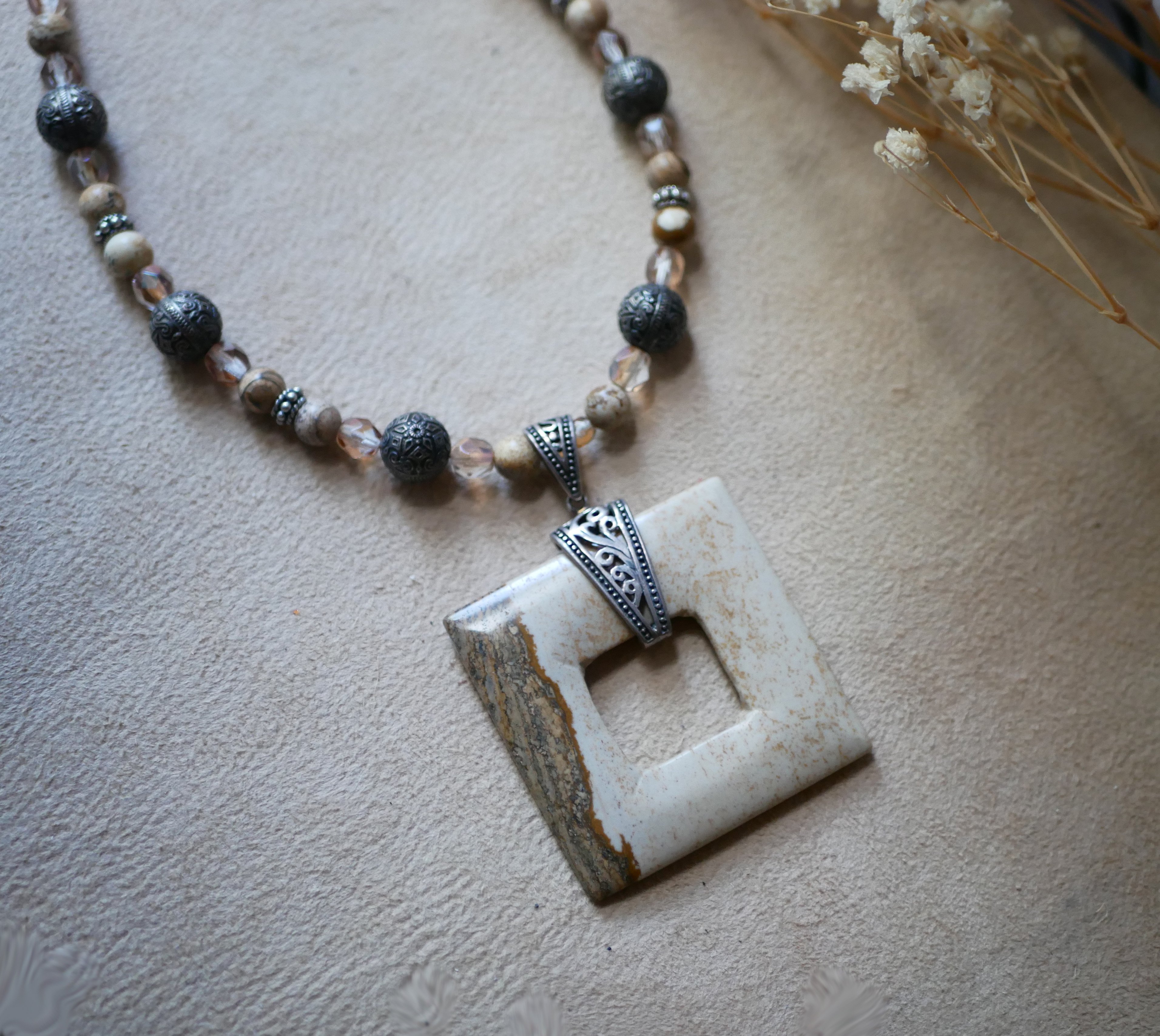 Square Jasper och Bali pärlor halsband