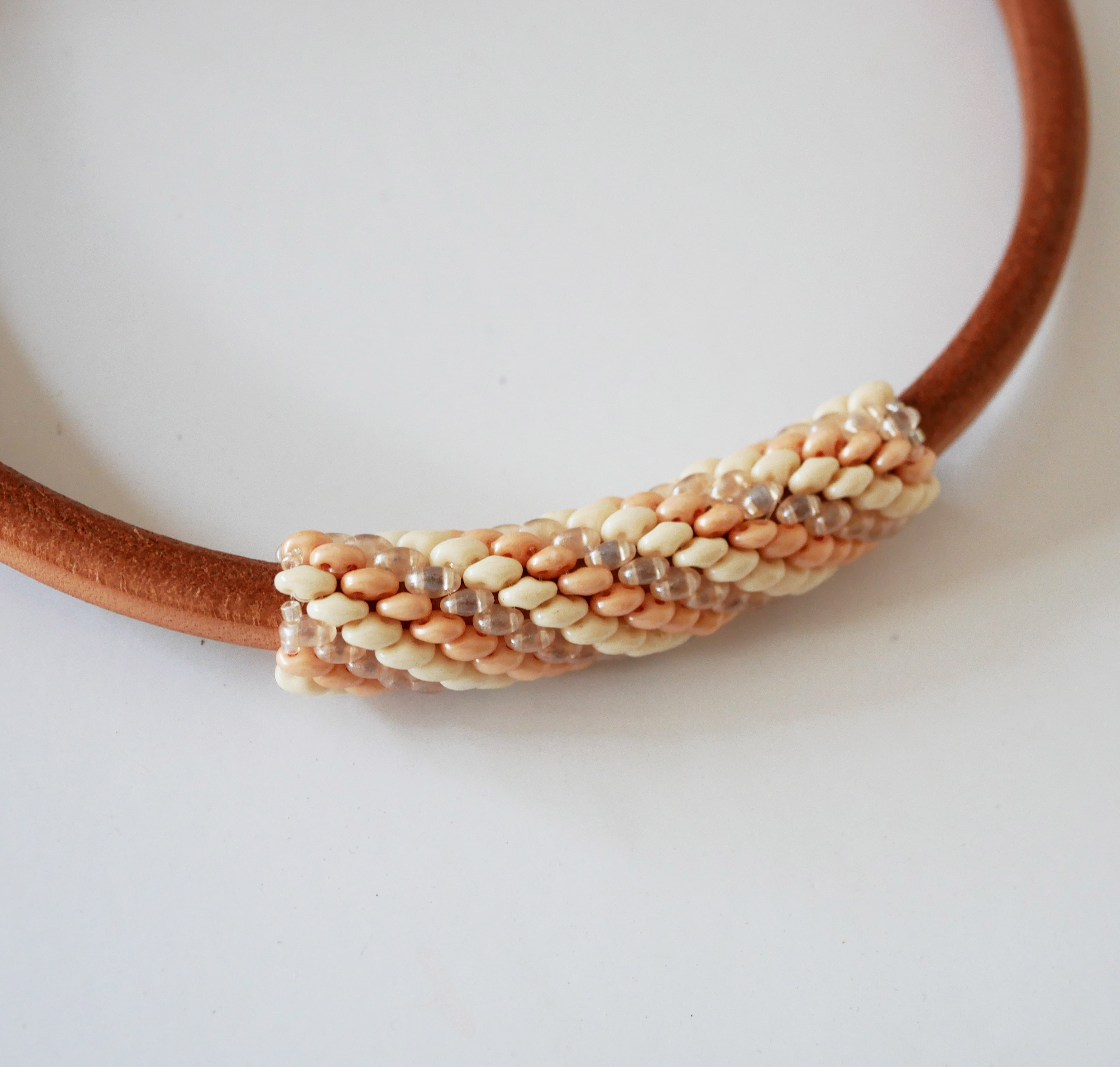 Regaliz läderhalsband med nakna pärlor
