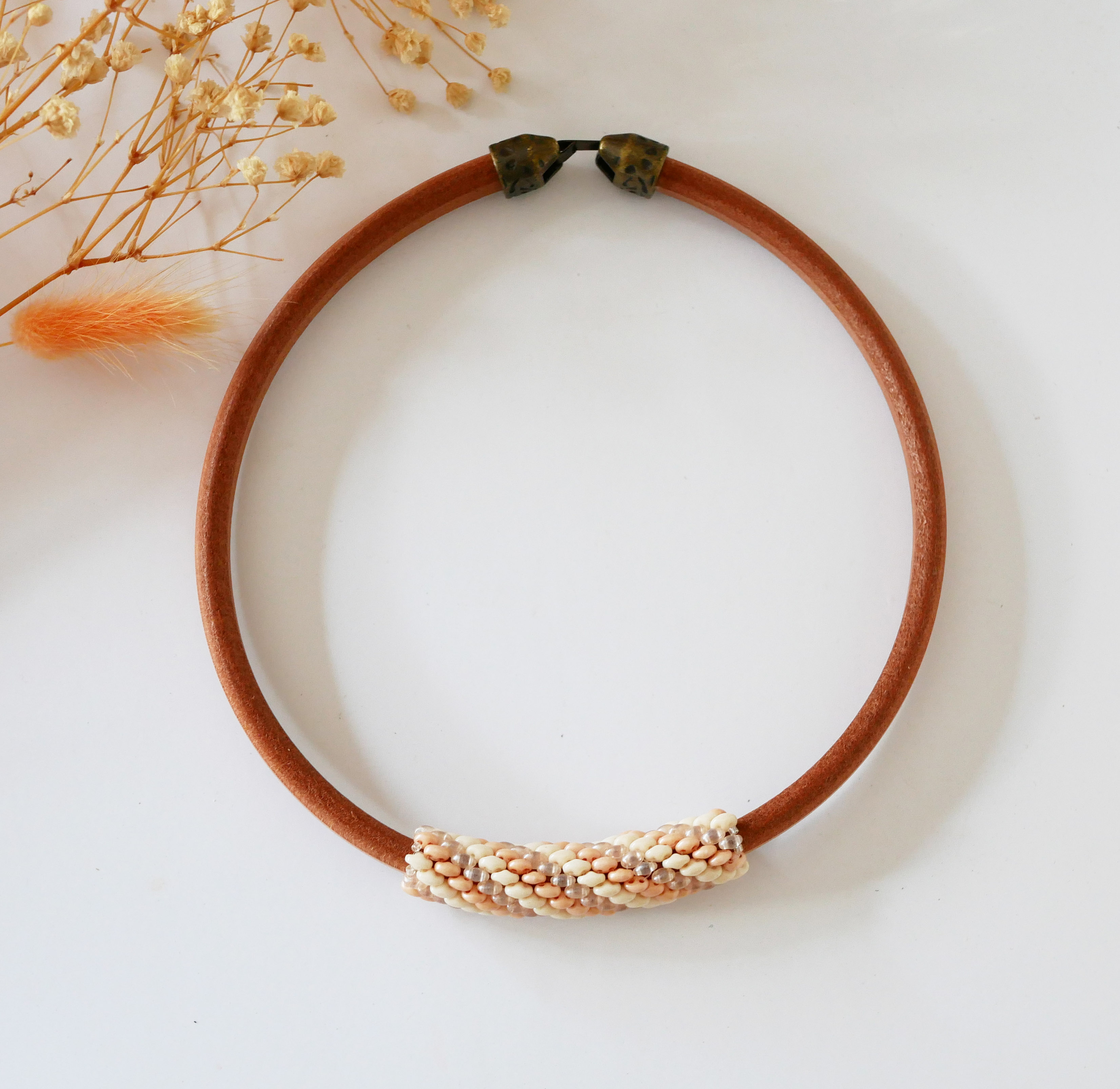 Regaliz läderhalsband med nakna pärlor